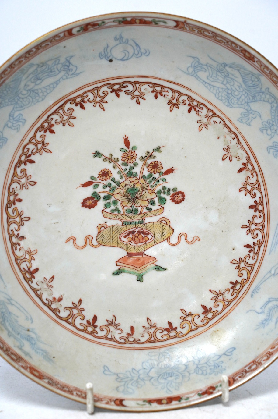 A Chinese famille verte dish, Kangxi/Yongzheng period, 22cm diameter. Condition - fair, some wear on the decoration